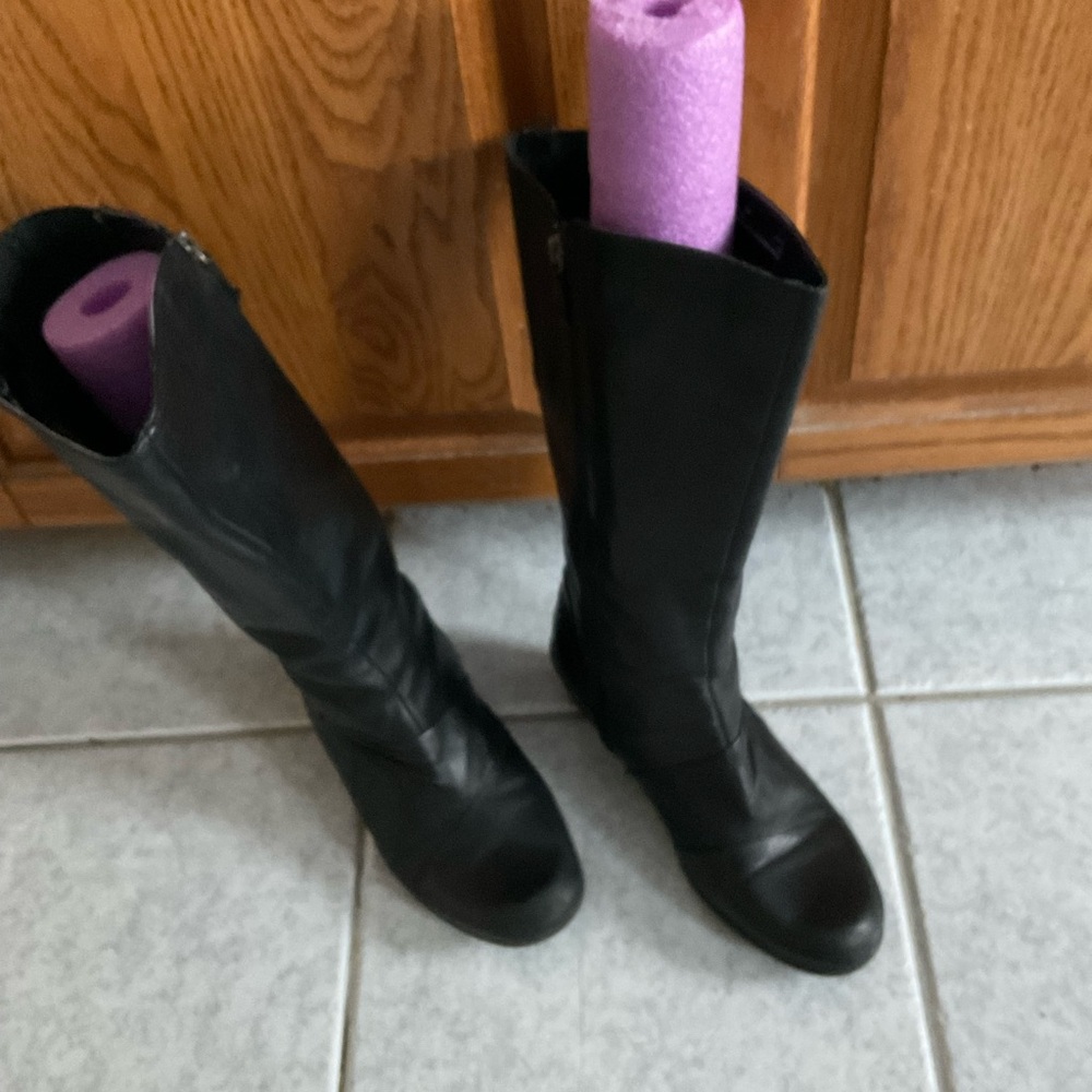 Black Leather Clarks Women's Boots, size 8M. Great condition!